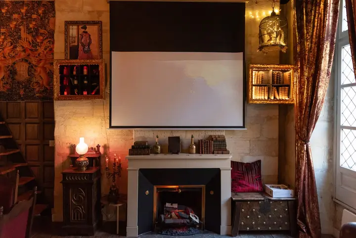 L’écran de cinéma face à la cheminée