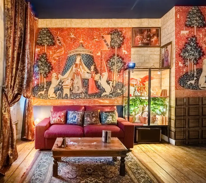 Le salon aux tapisseries rouges