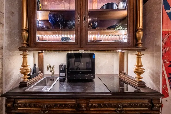 La cuisine et sa vitrine éclairée