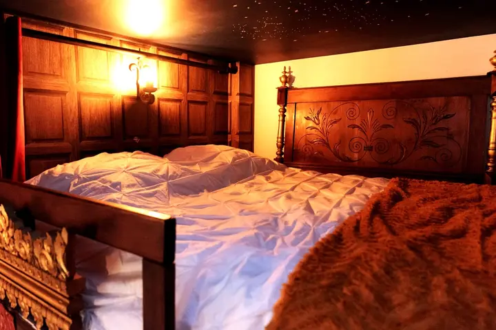 La chambre et son lit de bois