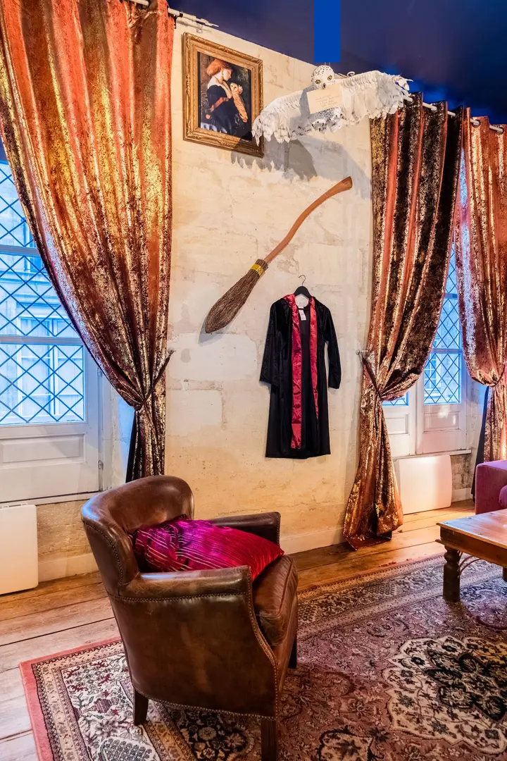 La robe et le balai devant la fenêtre à meneaux