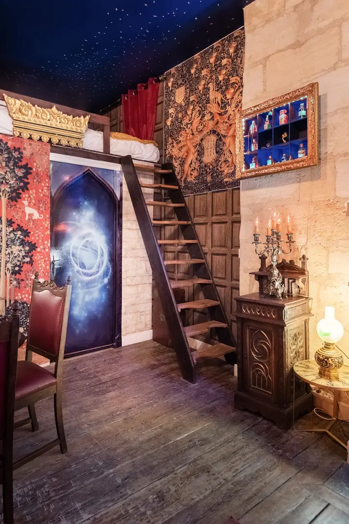 Le portail bleu et l’escalier de bois