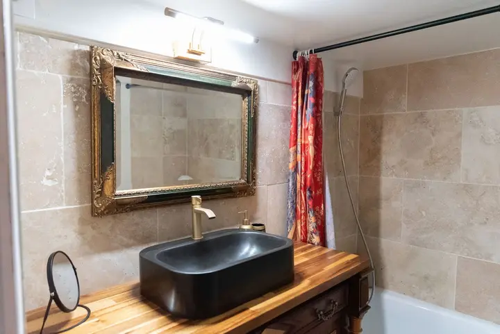 La salle de bain et sa vasque noire