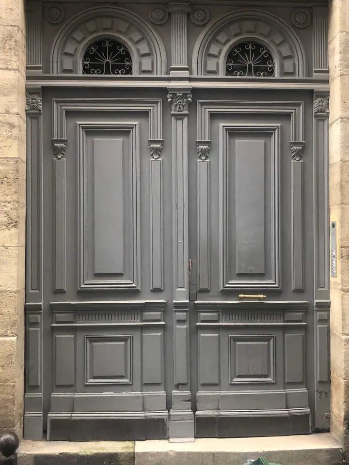 La porte cochère de l’immeuble, à Bordeaux