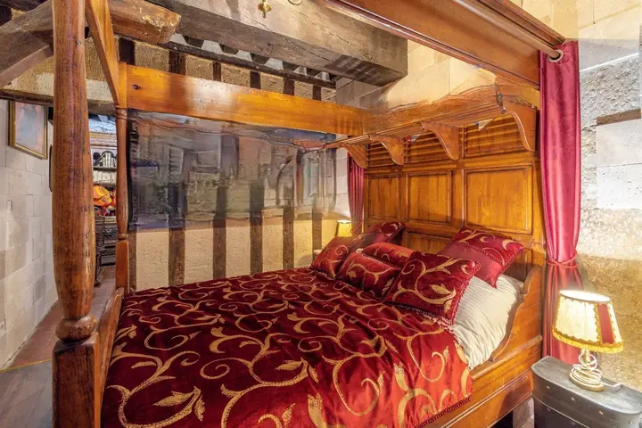 Le lit à baldaquin vu depuis l’entrée