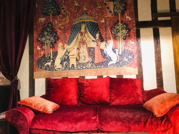 La tapisserie à la licorne et le canapé de velours