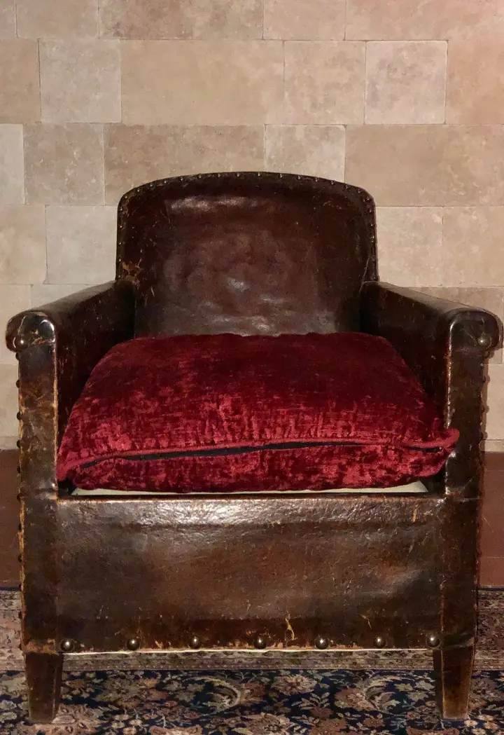 Le fauteuil club en velours bordeaux
