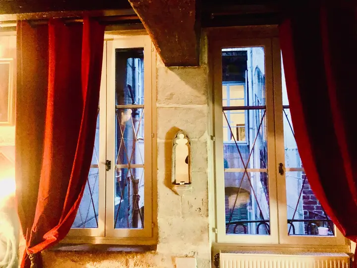 La fenêtre et ses rideaux de velours